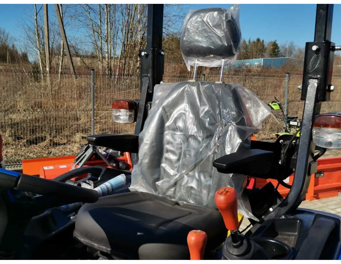 Solis 26 (9+9) com carregador frontal