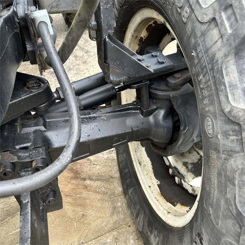 New Holland TM140 – 5,6 toneladas, construído em 2003