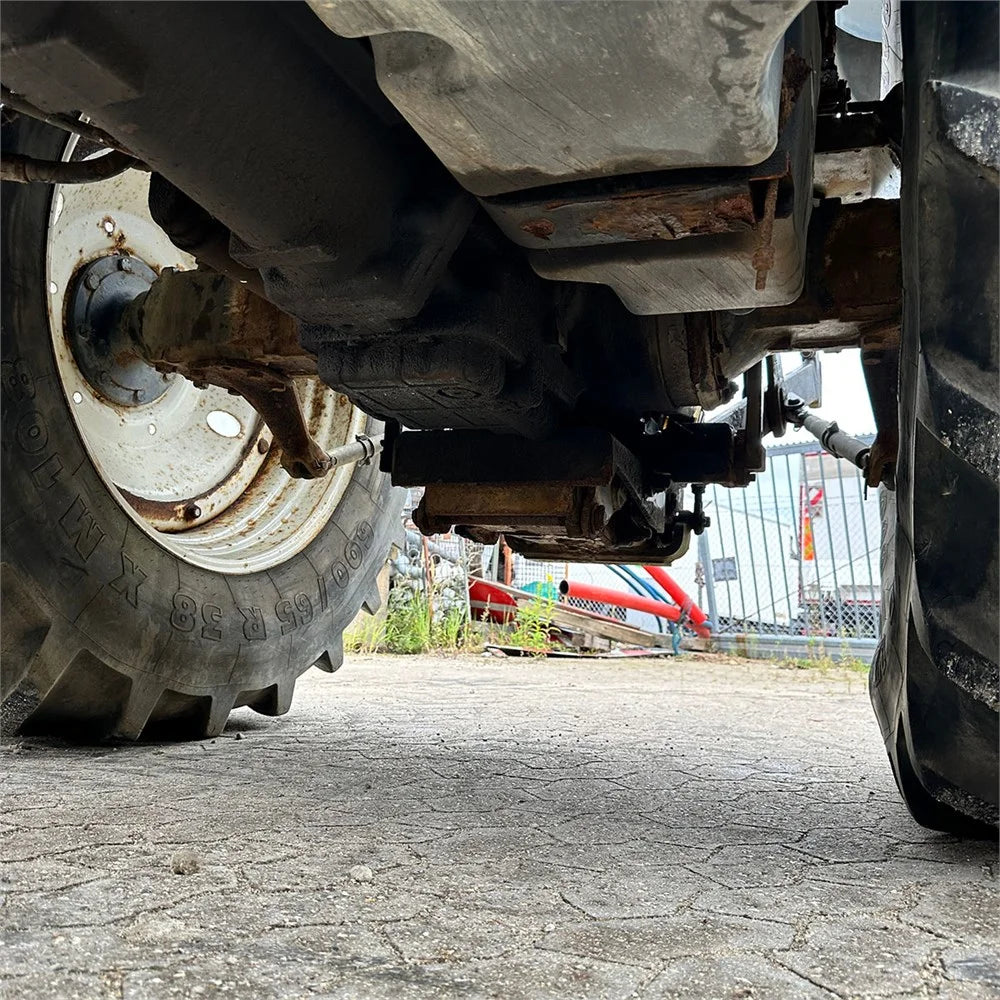 New Holland TM140 – 5,6 toneladas, construído em 2003