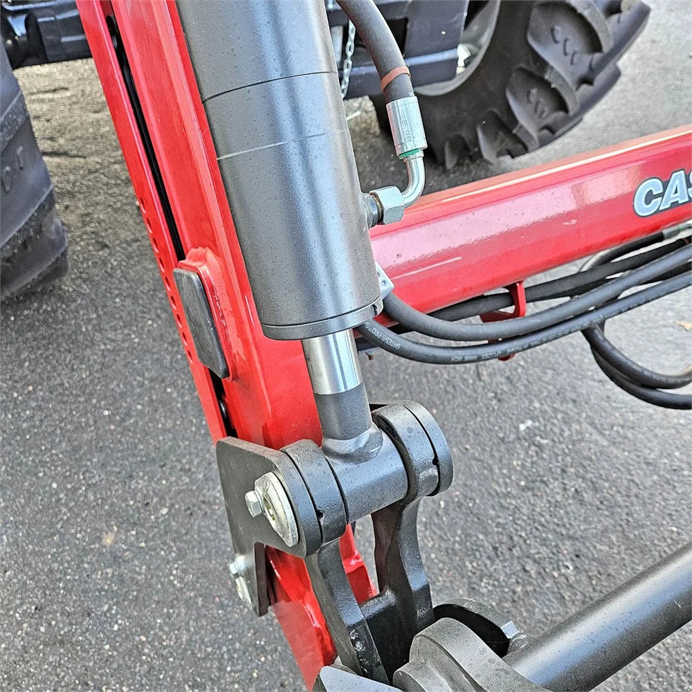 Trator CASE IH 100A Farmall novo, construído em 2023, com carregador frontal