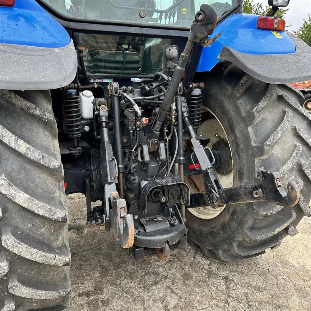 New Holland TM140 – 5,6 toneladas, construído em 2003