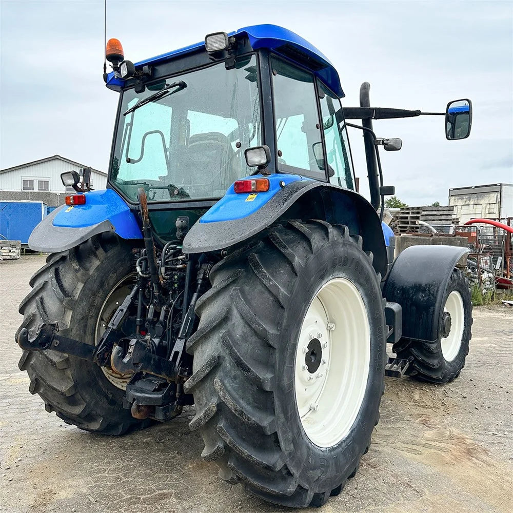 New Holland TM140 – 5,6 toneladas, construído em 2003