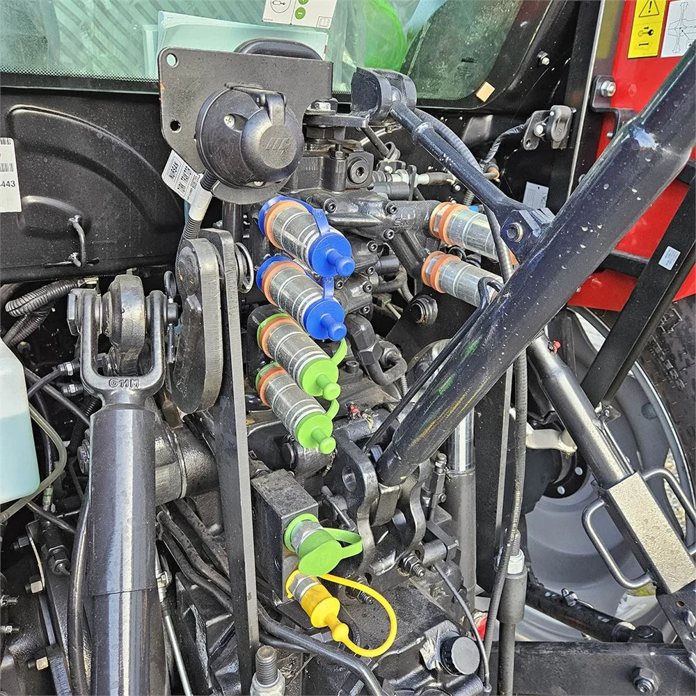 Trator CASE IH 100A Farmall novo, construído em 2023, com carregador frontal