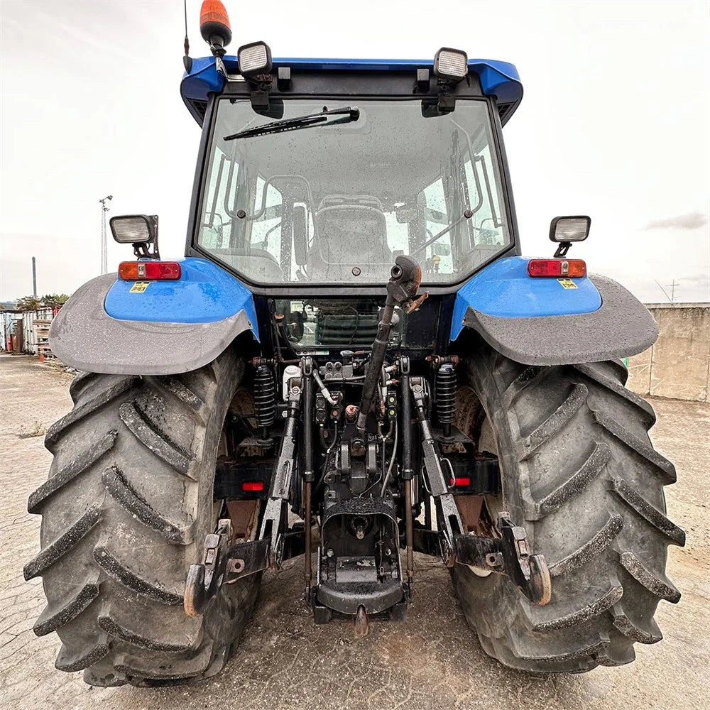 New Holland TM140 – 5,6 toneladas, construído em 2003