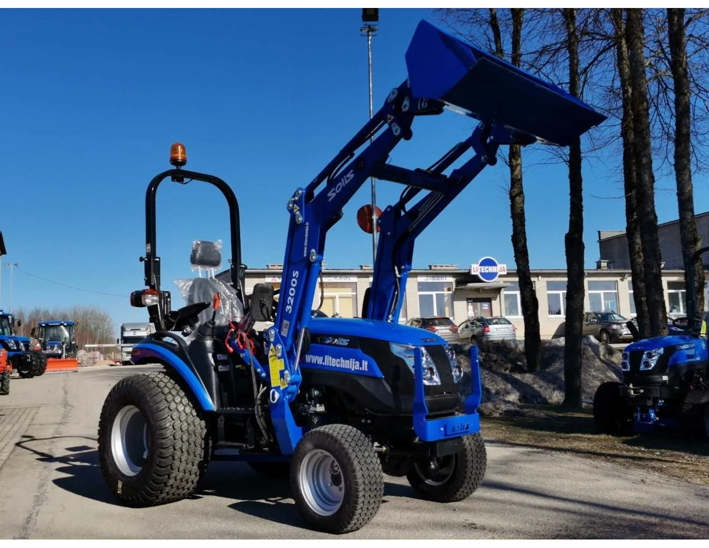 Solis 26 (9+9) com carregador frontal