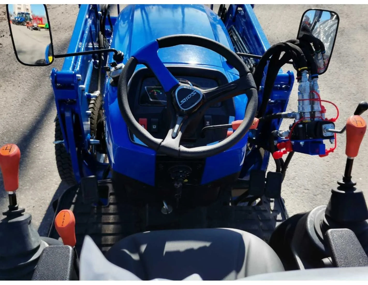 Solis 26 (9+9) com carregador frontal