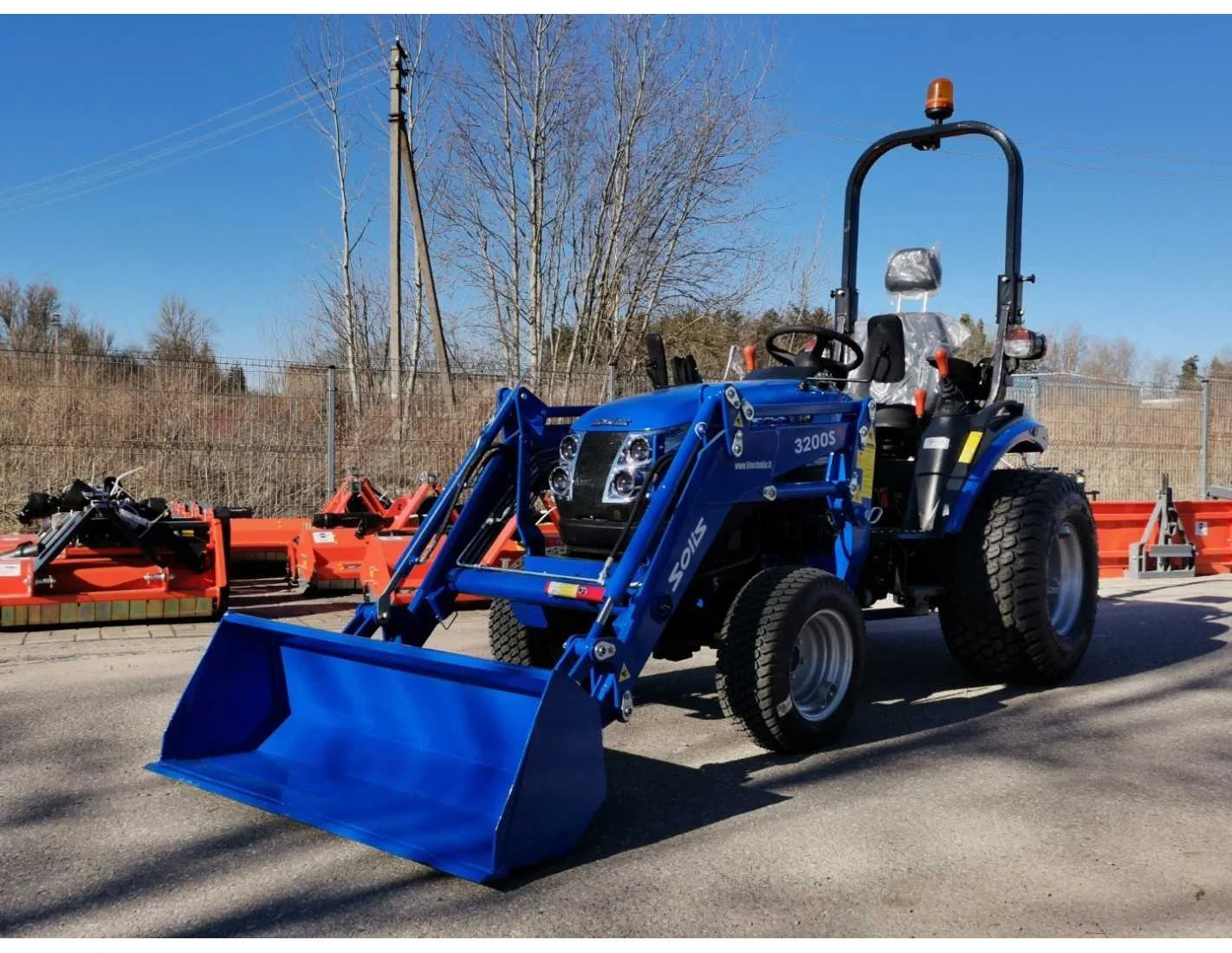 Solis 26 (9+9) com carregador frontal