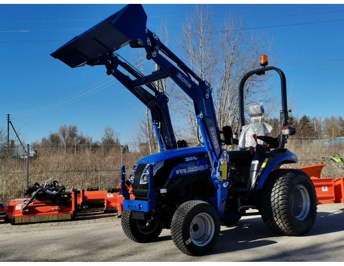 Solis 26 (9+9) com carregador frontal