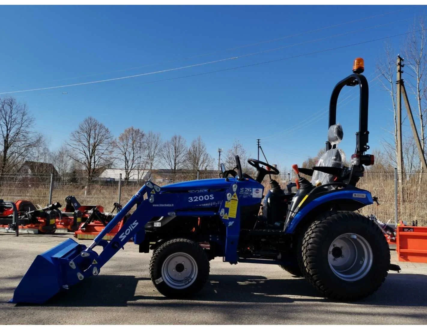 Solis 26 (9+9) com carregador frontal