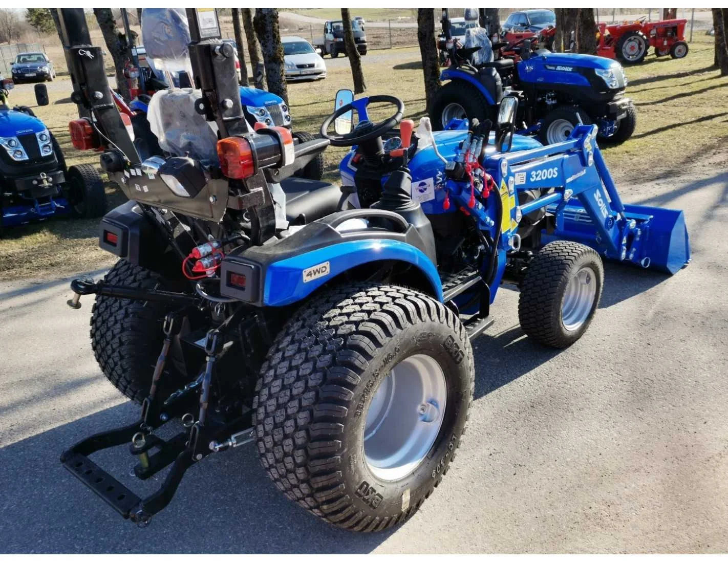 Solis 26 (9+9) com carregador frontal