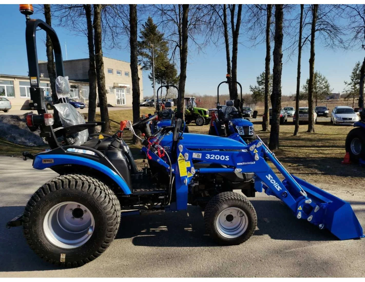 Solis 26 (9+9) com carregador frontal