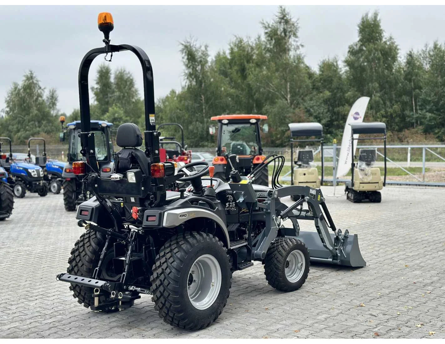 SOLIS S26 (9+9) com carregador frontal (edição limitada)