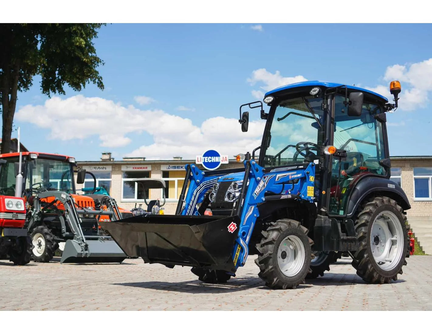 SOLIS S26 HST com carregador frontal e pá