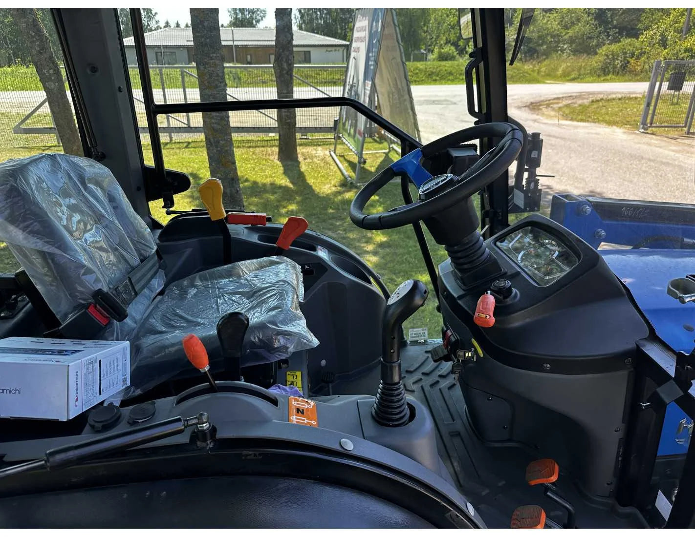 SOLIS S26 HST com carregador frontal e pá