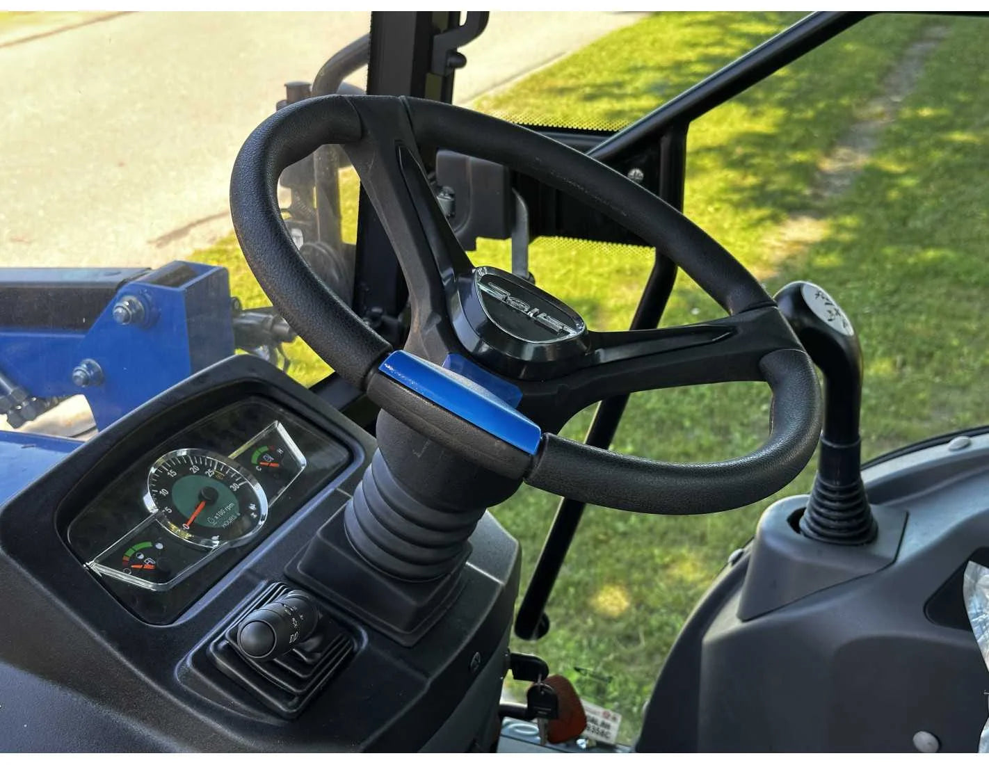 SOLIS S26 HST com carregador frontal e pá