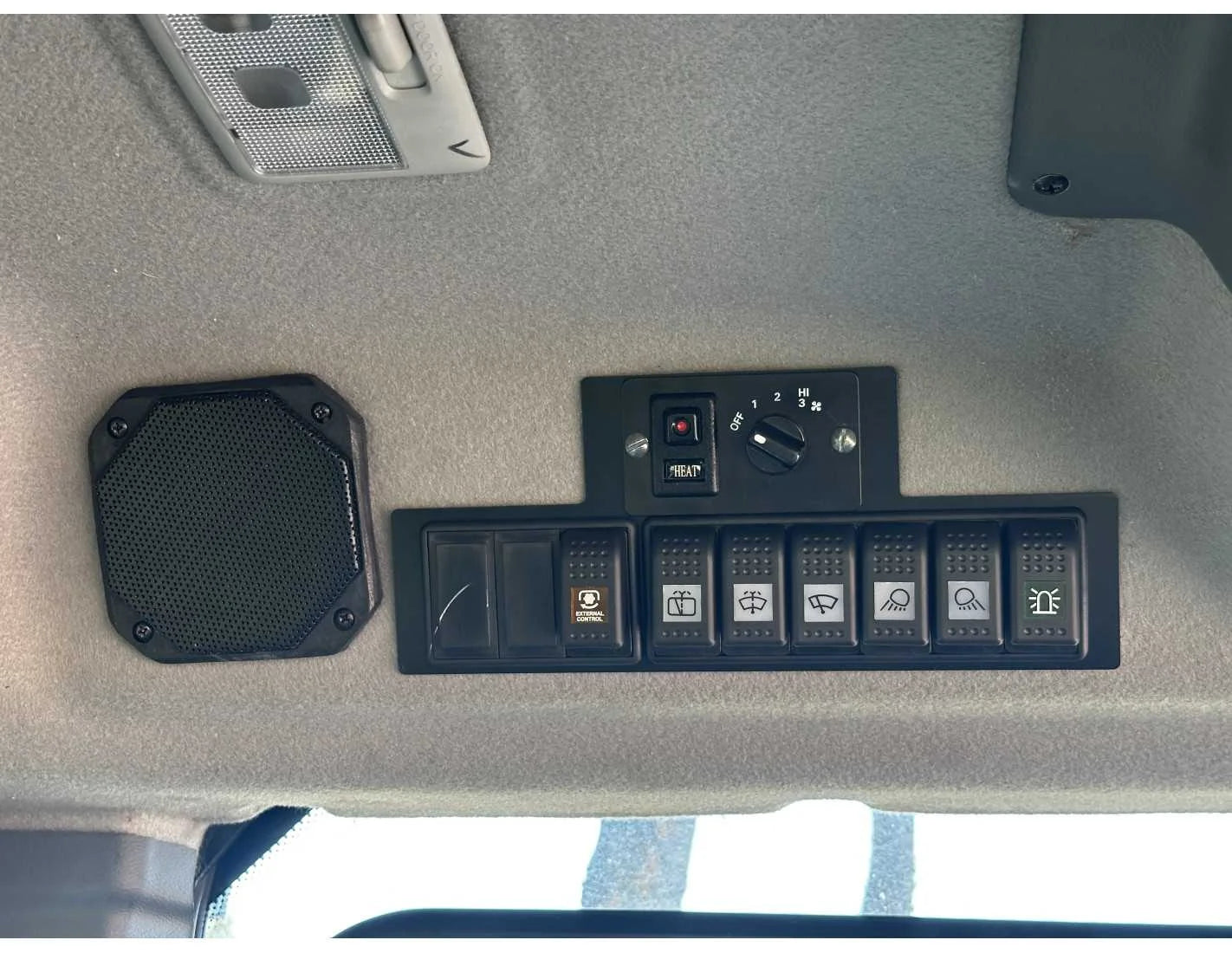 SOLIS S26 HST com carregador frontal e pá