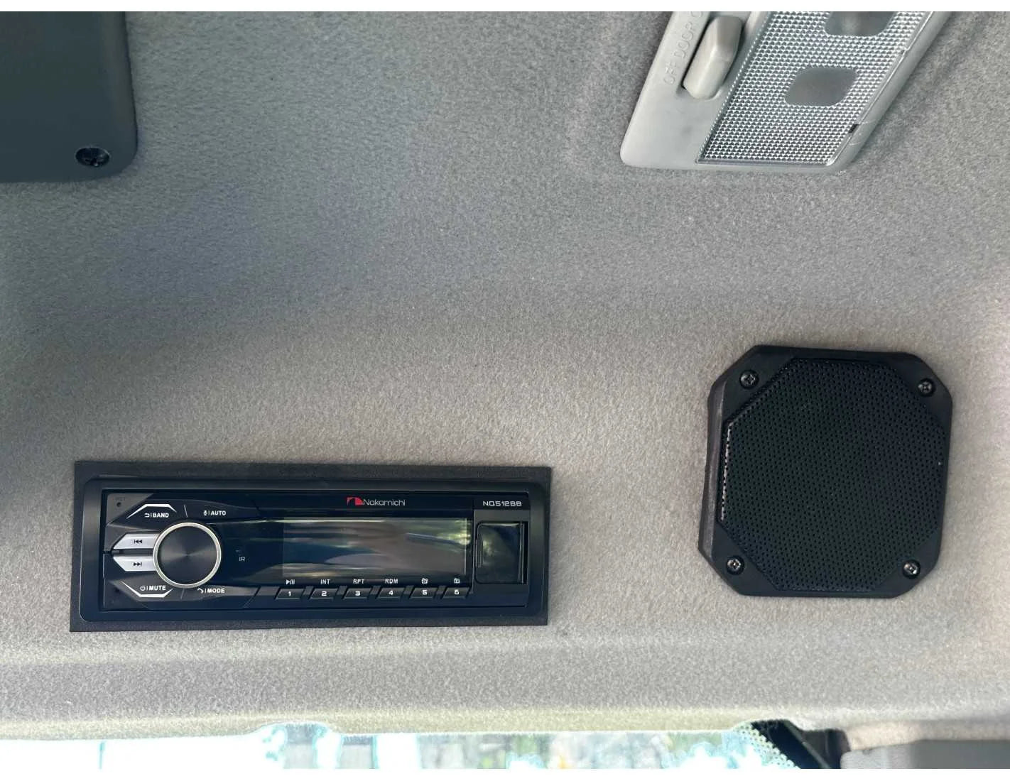 SOLIS S26 HST com carregador frontal e pá