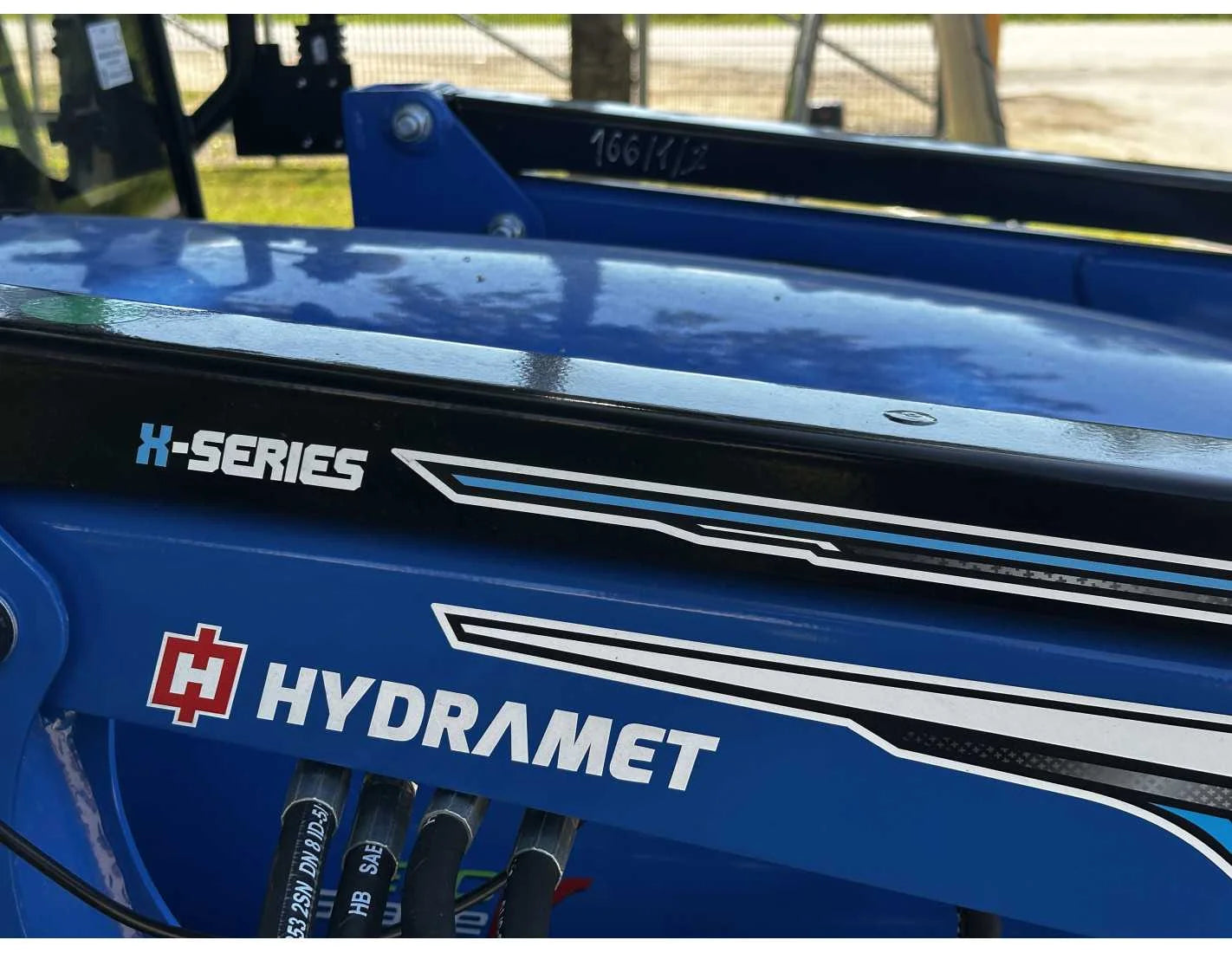 SOLIS S26 HST com carregador frontal e pá