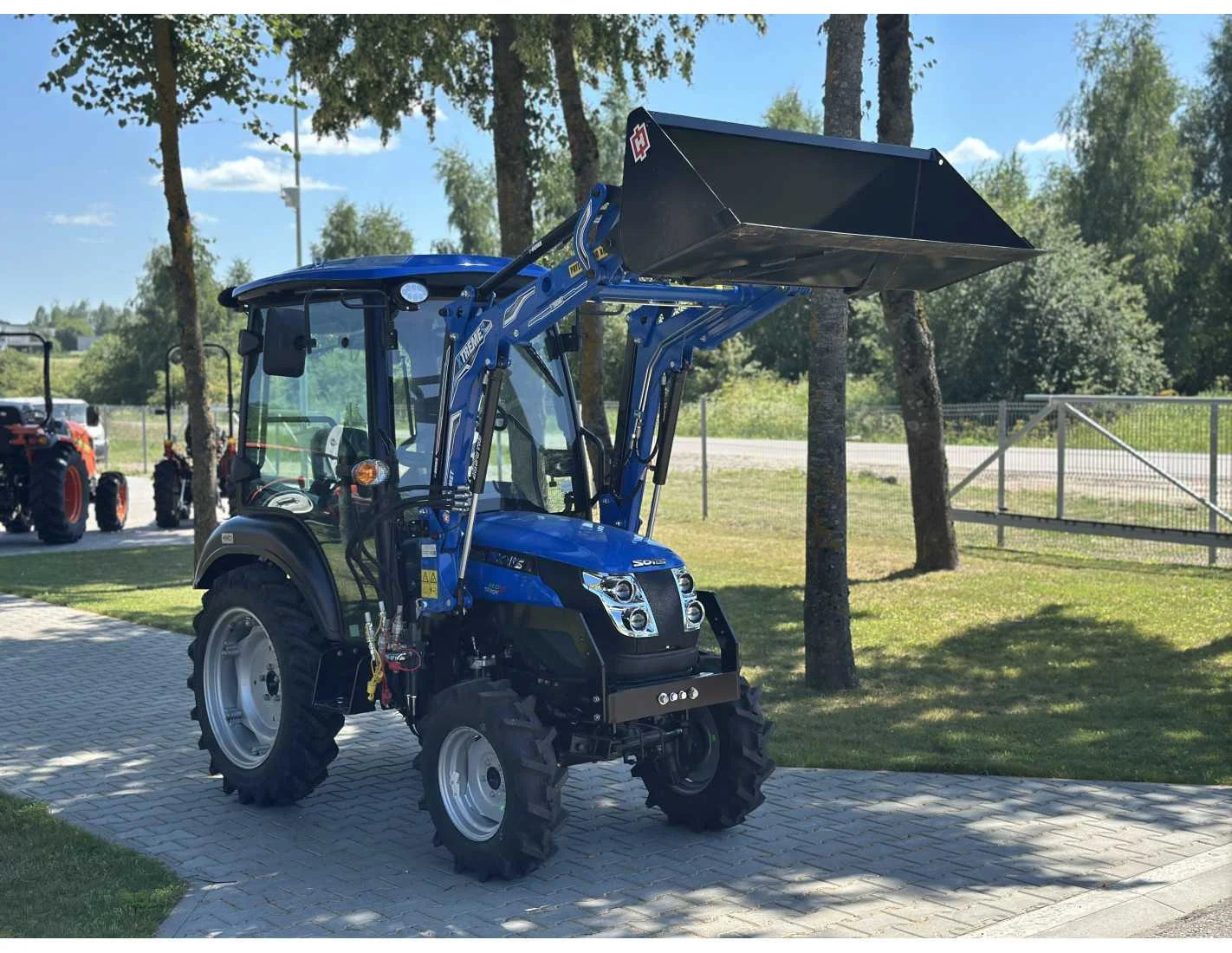 SOLIS S26 HST com carregador frontal e pá