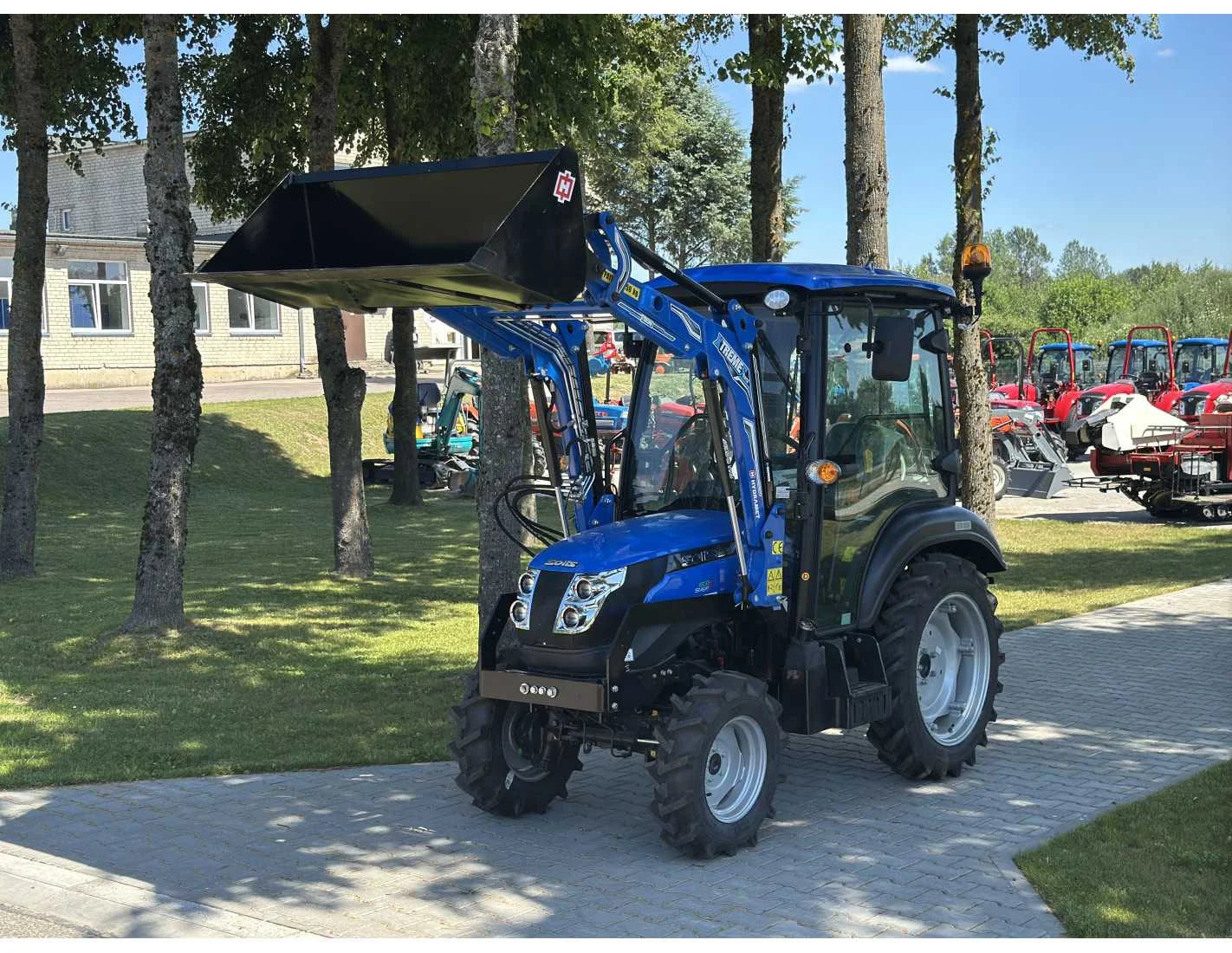 SOLIS S26 HST com carregador frontal e pá