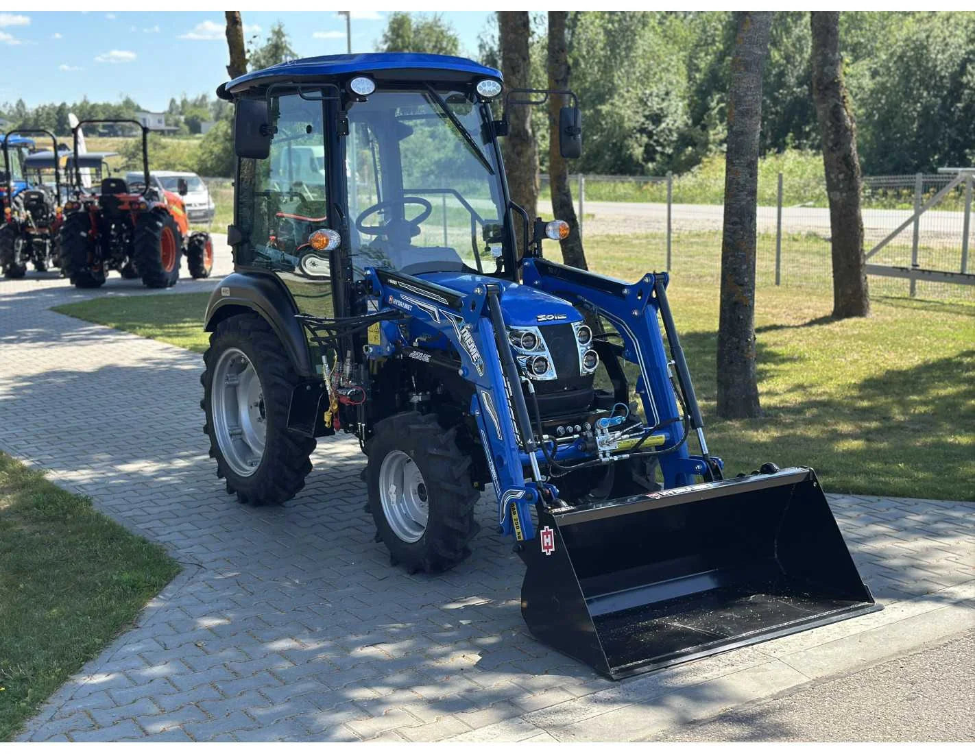 SOLIS S26 HST com carregador frontal e pá