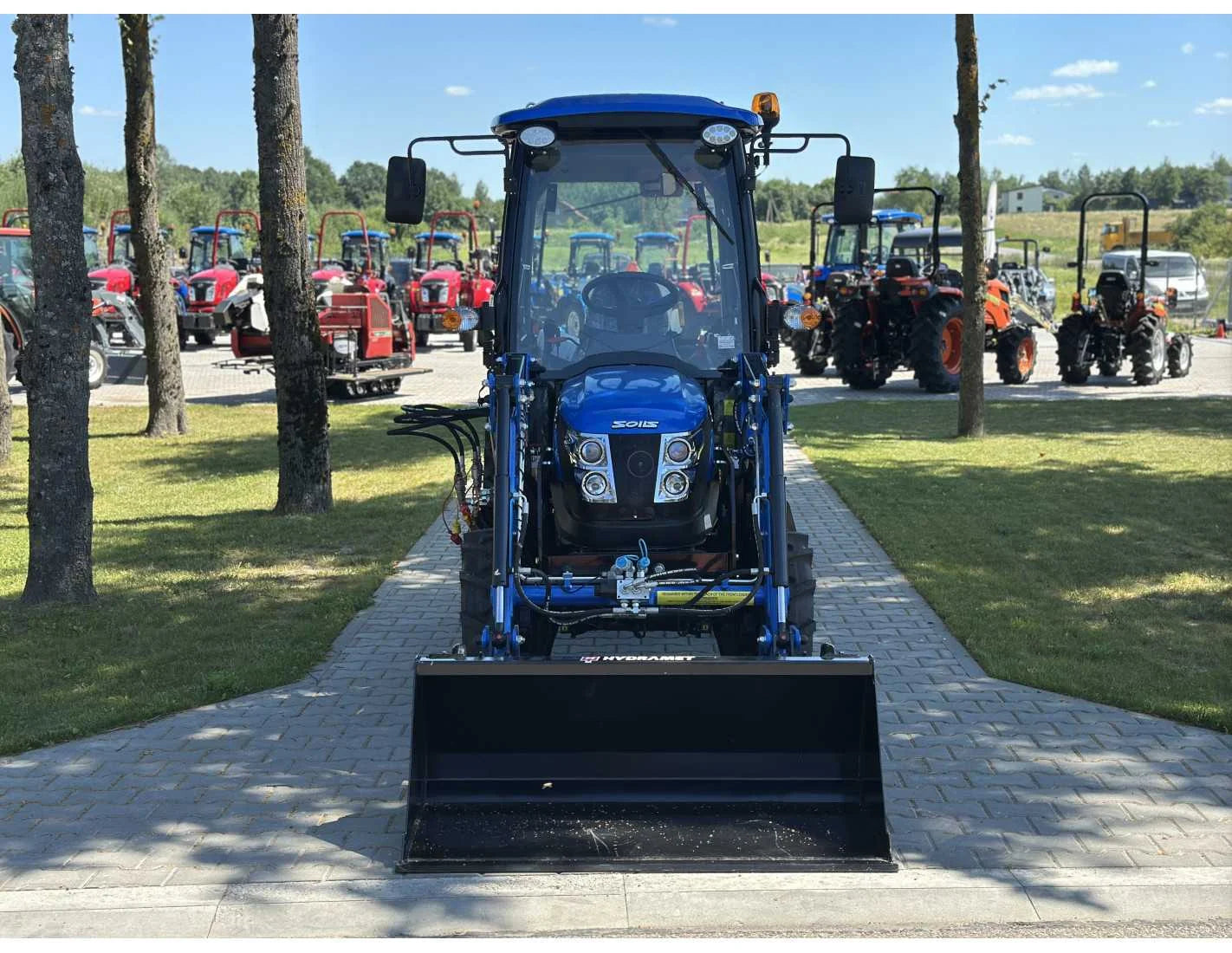 SOLIS S26 HST com carregador frontal e pá