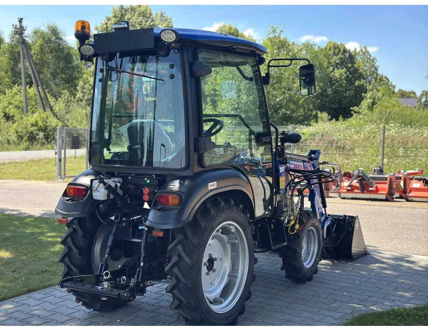 SOLIS S26 HST com carregador frontal e pá