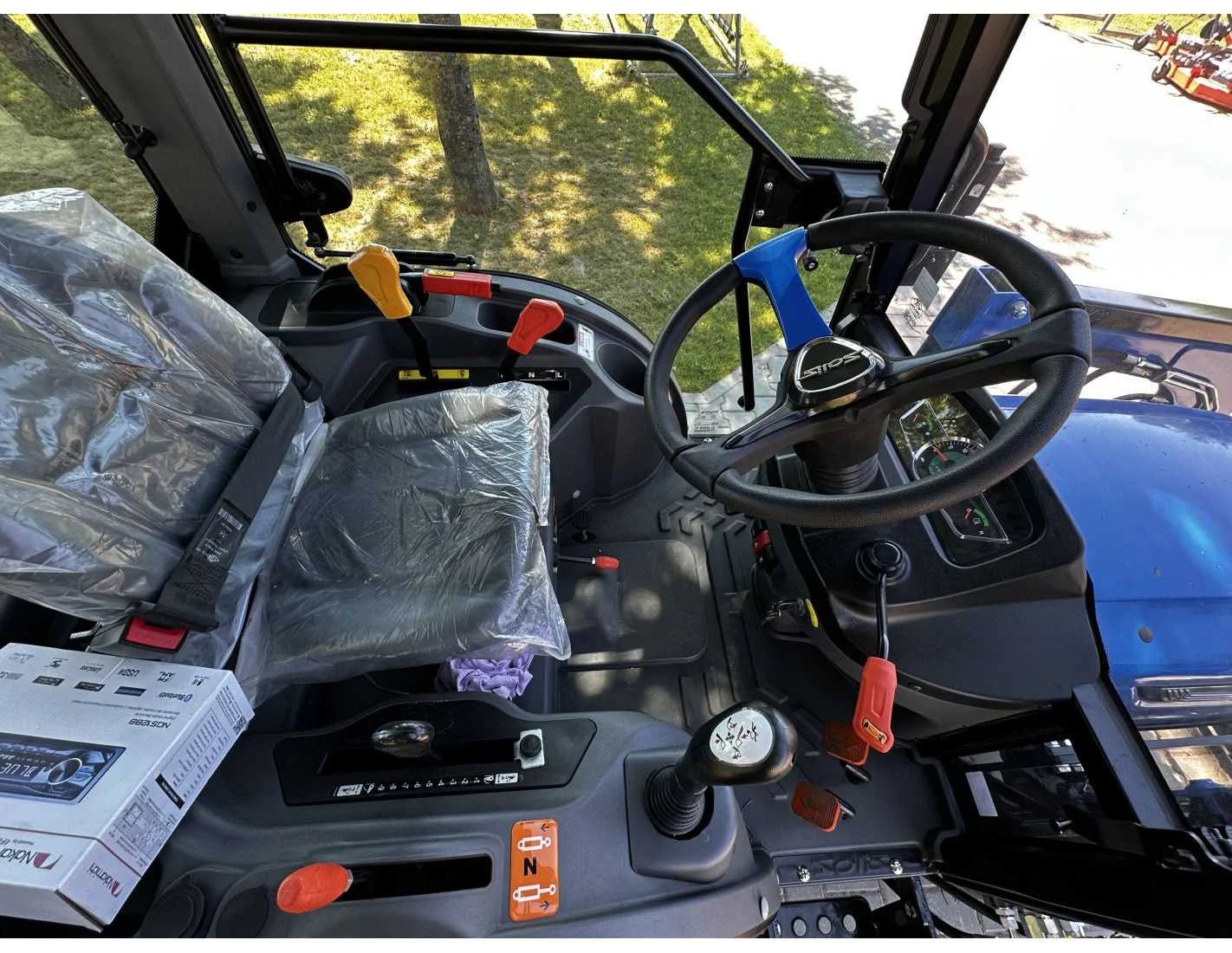 SOLIS S26 HST com carregador frontal e pá